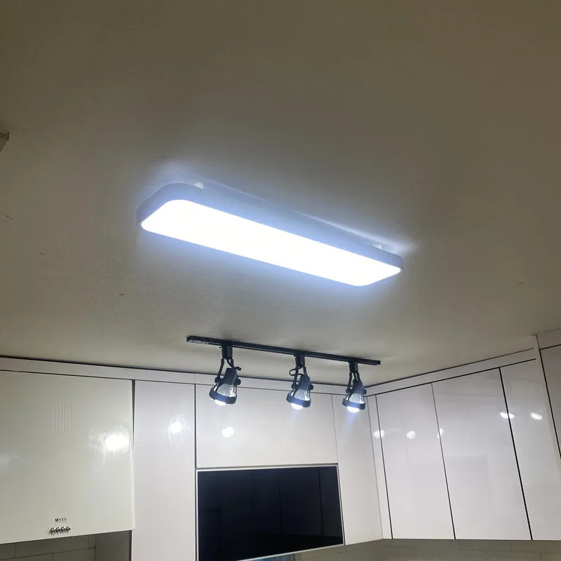 기존 등기구가 달려 있던 빌라 주방 천장
